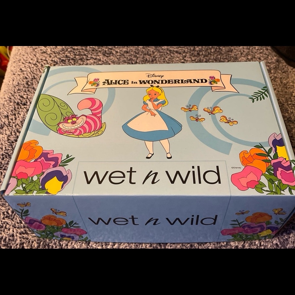 Alice in Wonderland PR box by Wet n Wild. Stunning collection